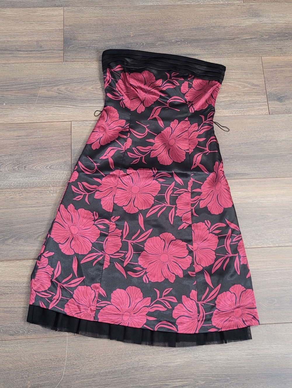 RW&CO Black Satiny Burgundy Wine Floral Strapless Cocktail Size 00